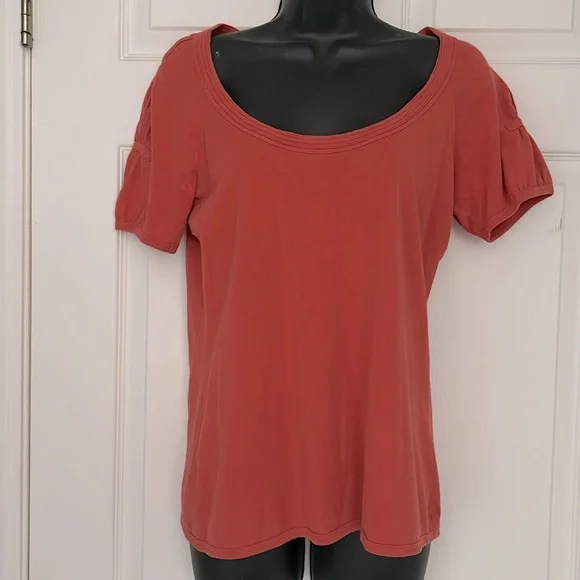 Cute basic top - Picture 1 of 4